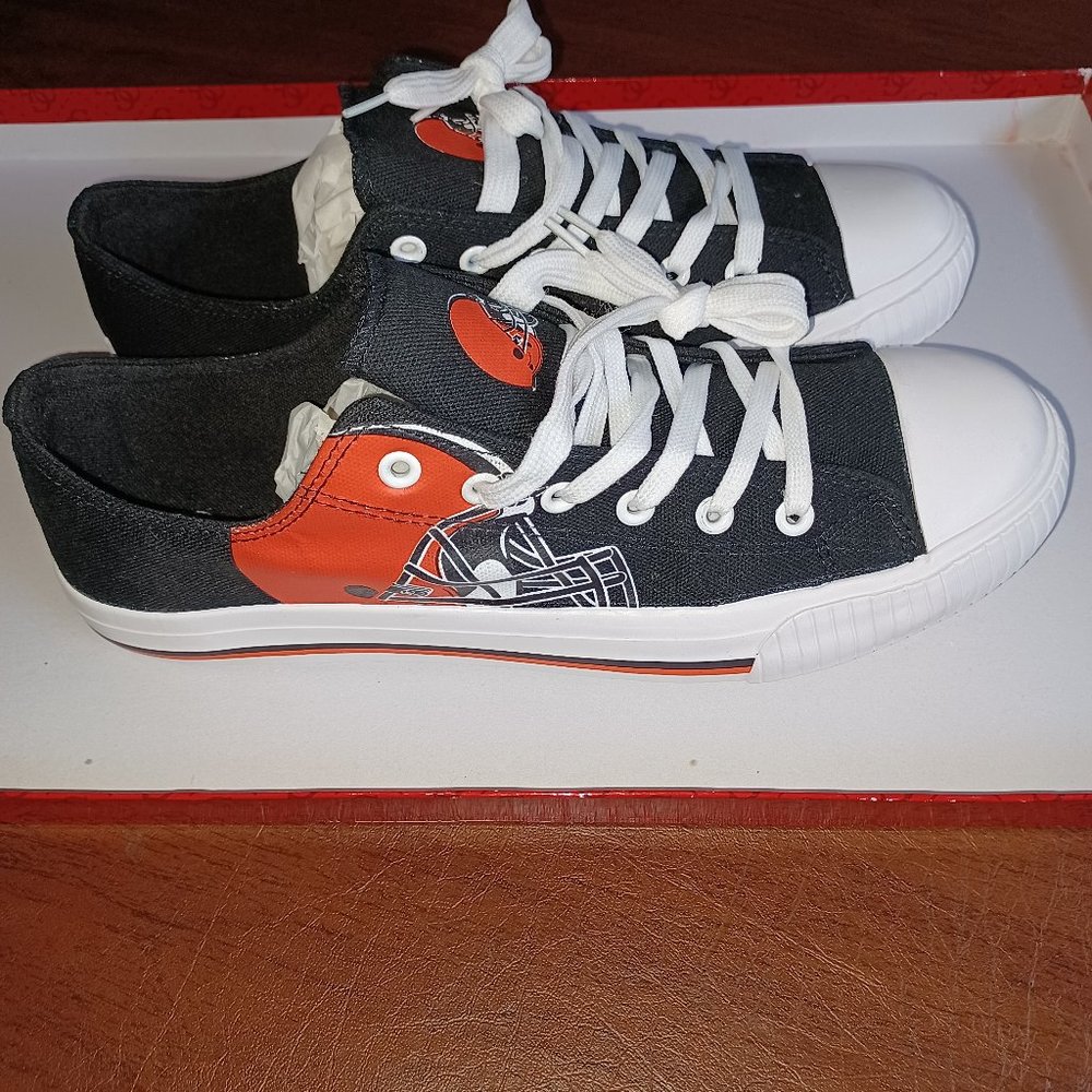CLEVELAND BROWNS Men's Low Top with big logo canvas shoes  - Size 9